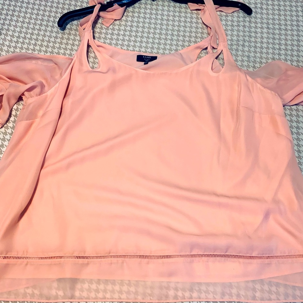 NWOT. Pink Kaari Blue flowy, flutter sleeve top. Off the shoulder. 3x.